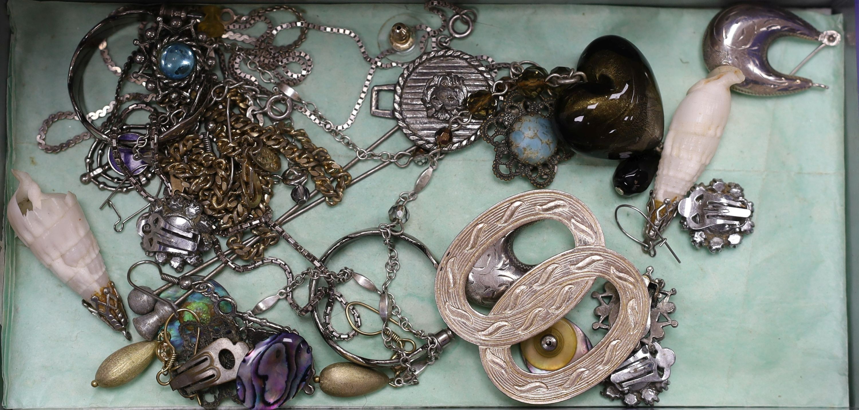 A quantity of assorted costume jewellery, including necklaces, brooches, etc.